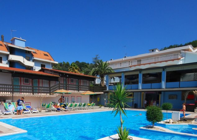 Piscina con area relax e struttura alberghiera.