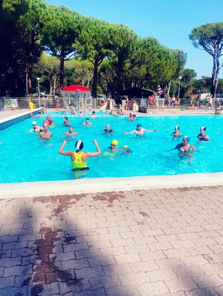 Persone in piscina partecipano ad un'attività di gruppo.