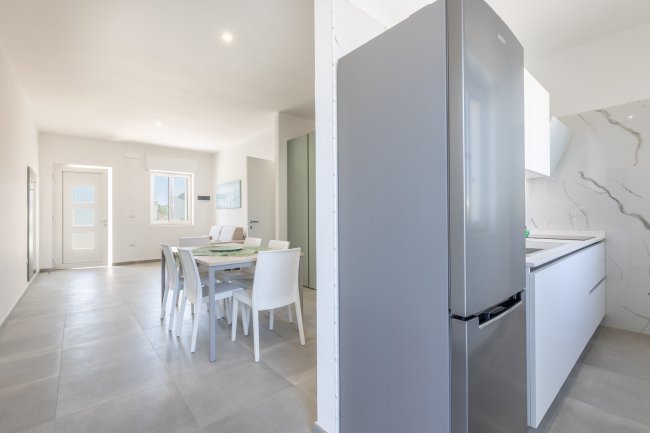 Cucina e sala da pranzo aperta e luminosa.