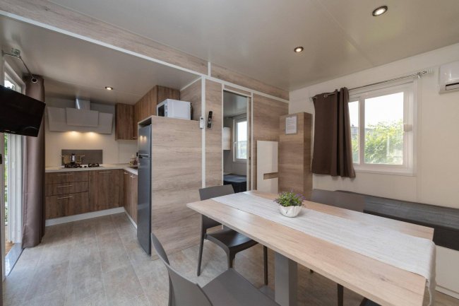 Cucina e sala da pranzo in legno moderno.