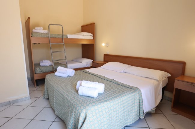 Camera con letto matrimoniale e letto a castello.