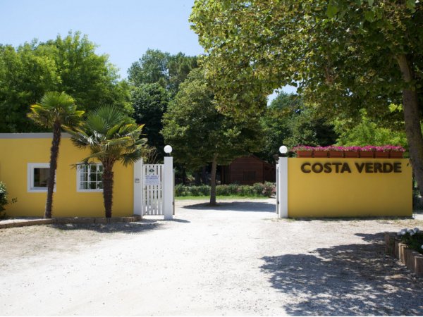 Ingresso di un edificio giallo con la scritta 