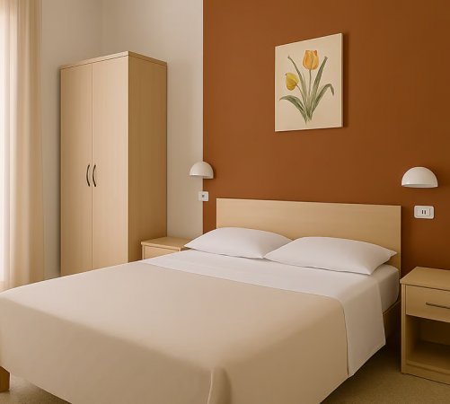 Camera da letto con parete arancione e decorazione floreale.