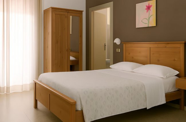 Camera da letto con mobili in legno chiaro.