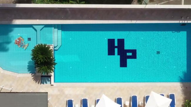 Piscina rettangolare con il logo 