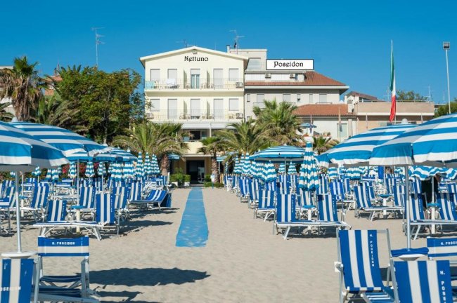 File di ombrelloni blu e bianchi in spiaggia.