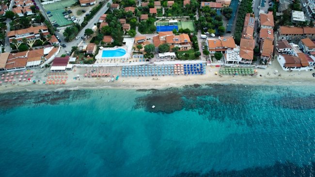 Spiaggia affollata vista dall'alto.