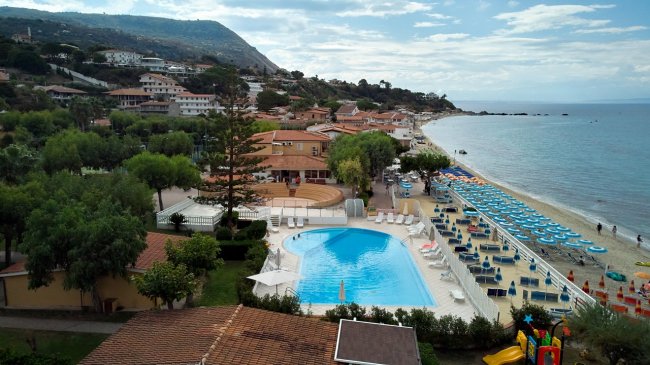 Vista dall'alto di una piscina e spiaggia adiacente.