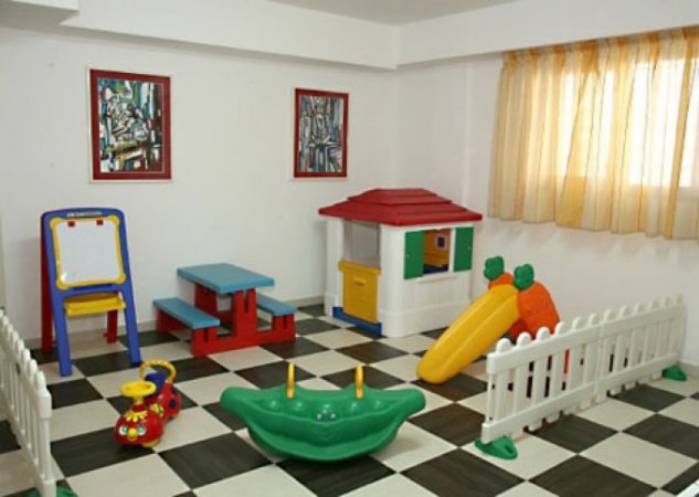 Sala giochi interna per bambini con giocattoli.