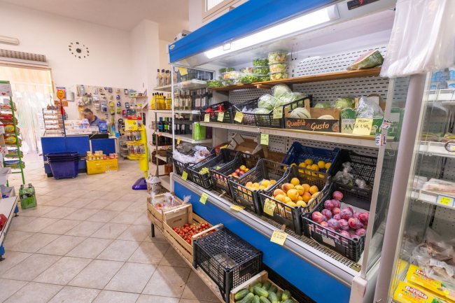Scaffali di frutta e verdura in un supermercato.