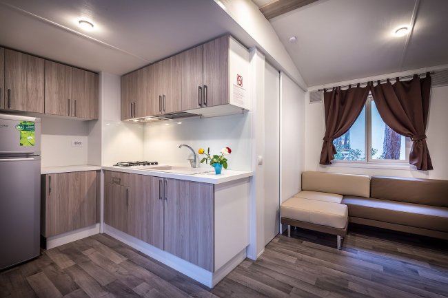 Cucina moderna con mobili in legno chiaro.