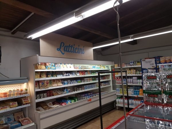 Scaffale di latticini in un supermercato.