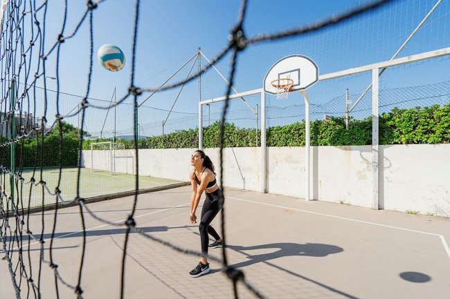 Donna gioca a pallavolo all'aperto.