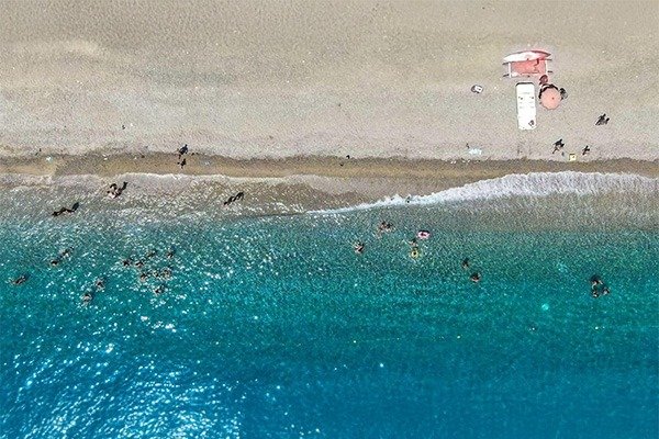 Spiaggia vista dall'alto con bagnanti.