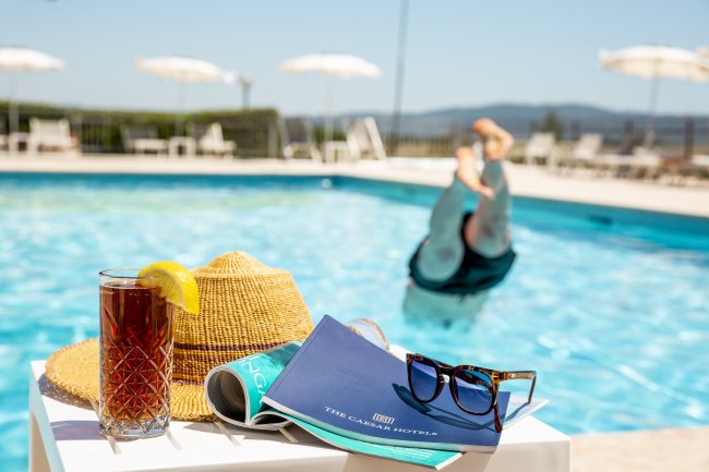 Un cocktail su un tavolino accanto a una piscina.