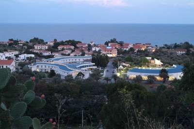 Complesso alberghiero vicino al mare circondato da case e natura.