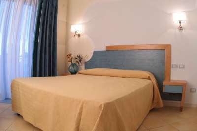 Letto matrimoniale in una stanza luminosa.