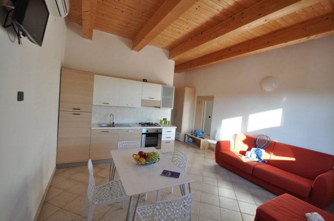 Cucina moderna con divano rosso.