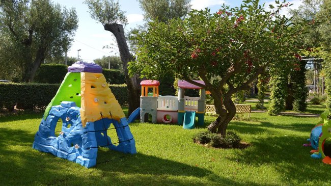 Parco giochi colorato su prato verde.