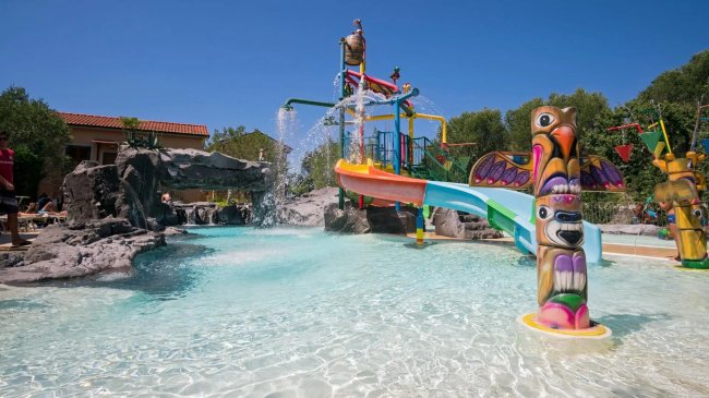 Parco acquatico con scivoli e giochi colorati.