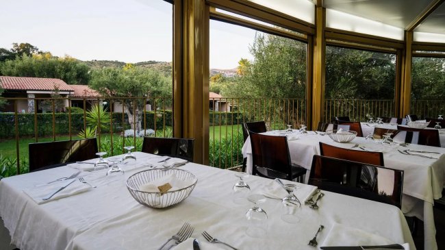 Elegante sala da pranzo con vista sul giardino.