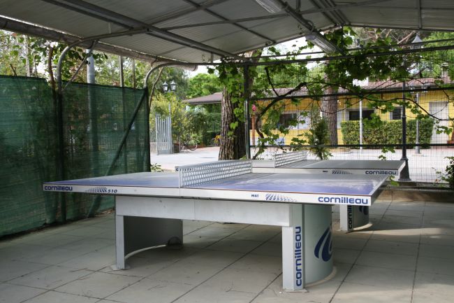 Tavoli da ping pong all'aperto sotto una tettoia.