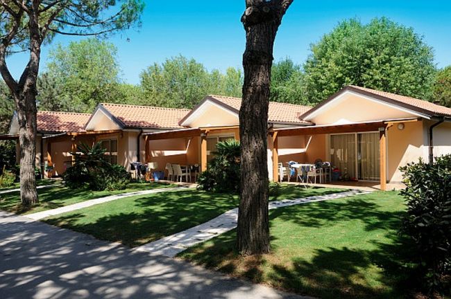 Due bungalow adiacenti con verande, immersi nel verde.